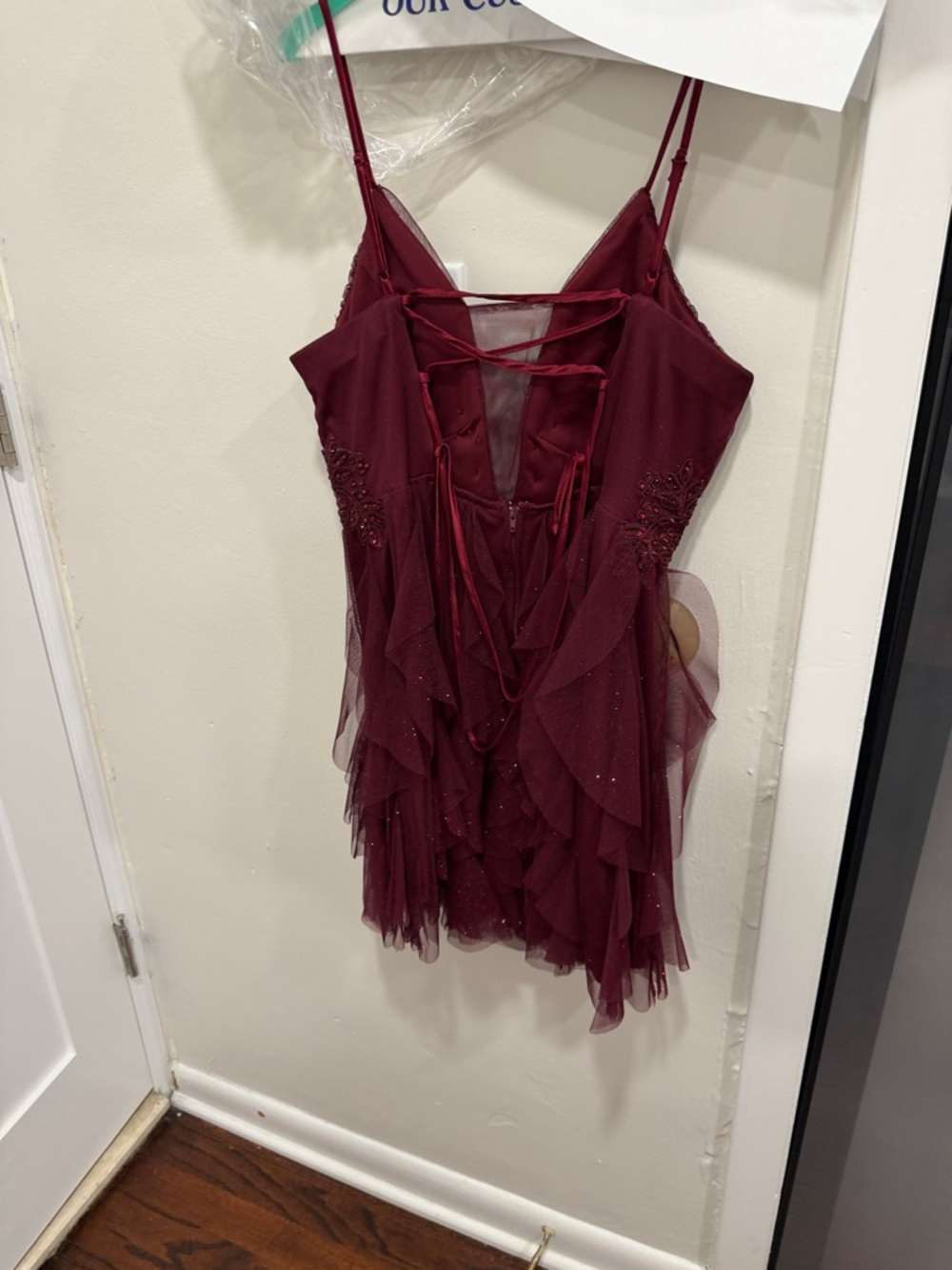 EUC Sleeveless Burgundy V-Neck Prom Dress - Picture 4 of 6